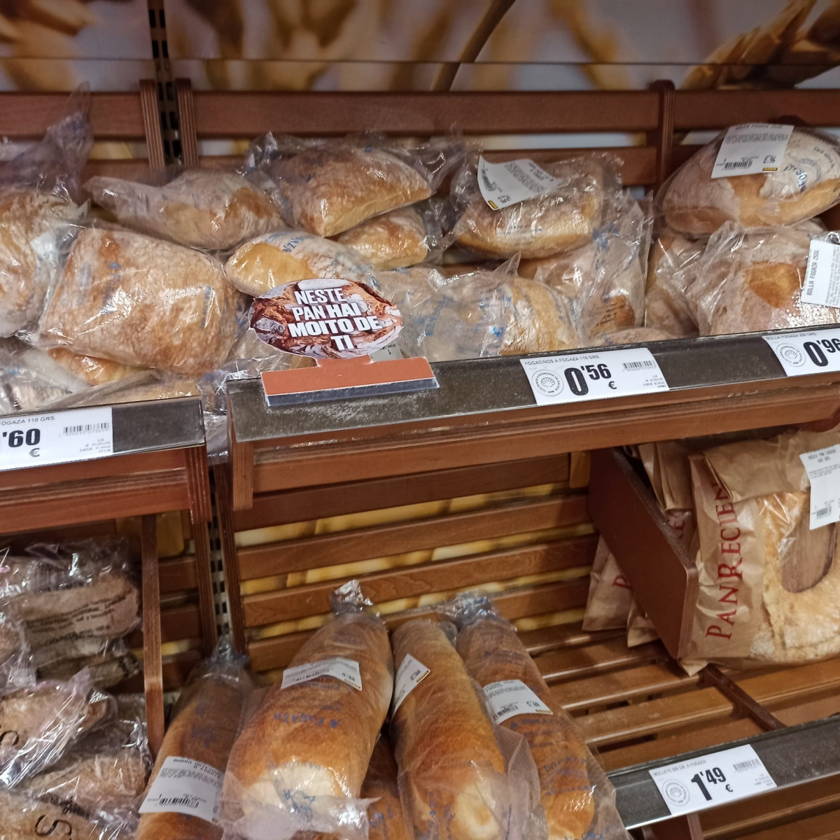 Pan en un supermercado en Santiago con precios tras la bajada del IVA