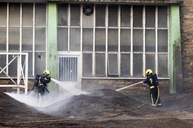 Archivo - Dos bomberos trabajan en la extinción del fuego en las instalaciones de la antigua fábrica de Pontesa, a 7 de noviembre de 2022, en Ponte Sampaio, Pontevedra, Galicia (España). El incendio se desató ayer domingo 6 de noviembre en las instalacion