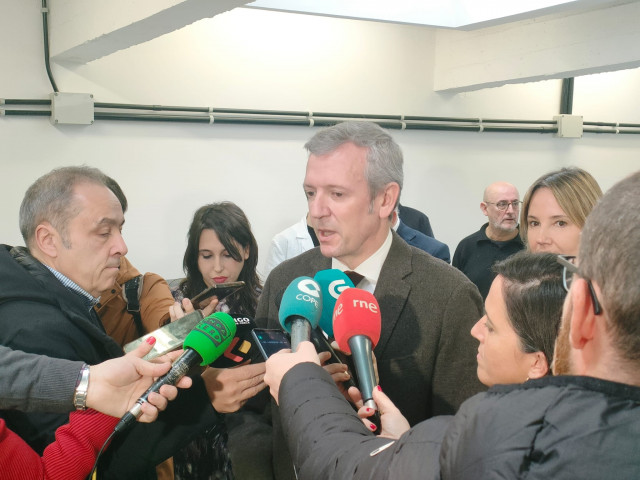 El presidente de la Xunta, Alfonso Rueda, atendiendo a los medios de comunicación.