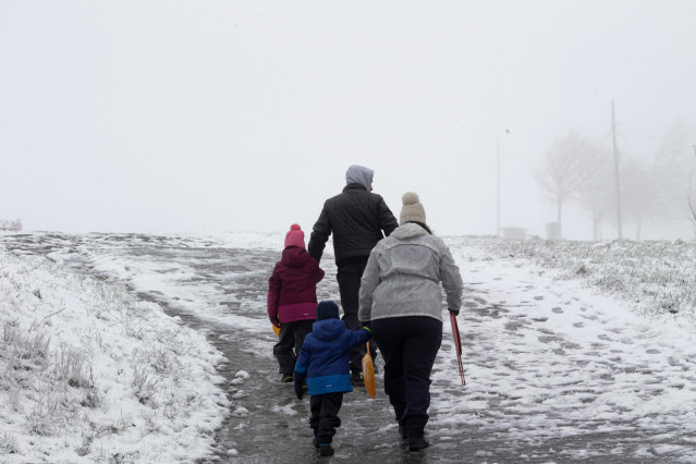 Una familia llega a la parroquia de O Cebreiro para disfrutar de la nieve, a 15 de enero de 2023, en Pedrafita do Cebreiro, Lugo, Galicia, (España). La llegada de una masa de aire polar ha traído un descenso térmico acompañado de lluvia y nieve a partir d
