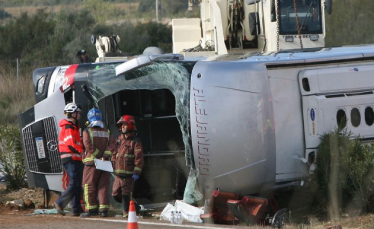 Trece fallecidos en un accidente de autocar en Tarragona