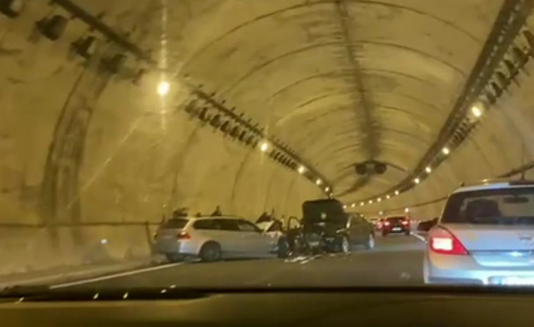 Un coche que circulaba en sentido contrario provoca un accidente con dos heridos en un túnel de la AP-9 en Neda