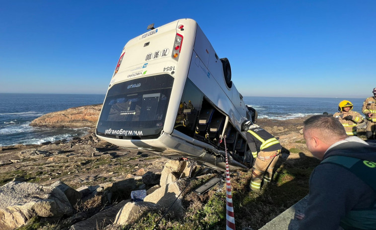 Espectacular accidente de un microbús en  Cabo Silleiro, Baiona, con varios heridos (vídeos)