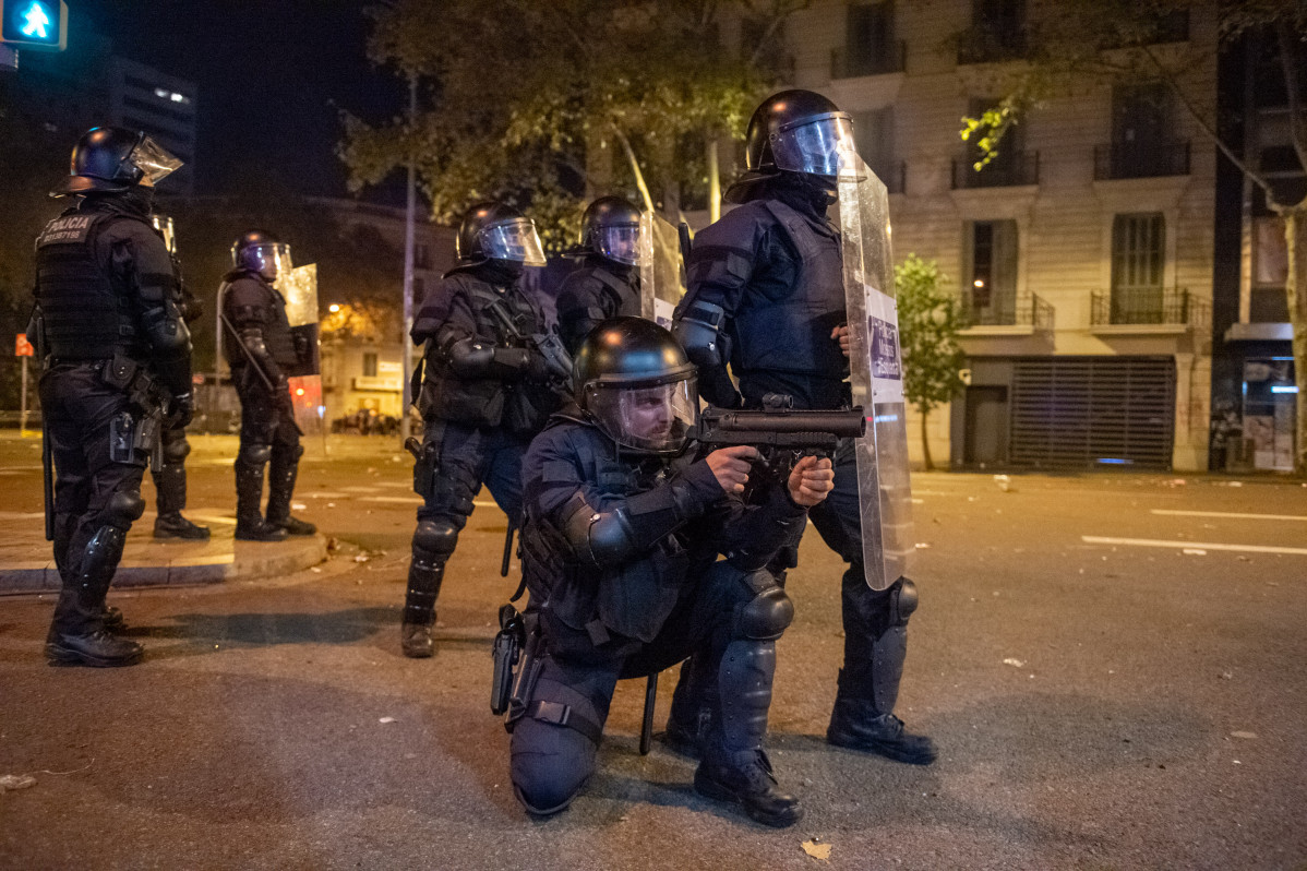 Archivo - Mossos d´ Esquadra con pistolas de pelotas de goma durante la sexta jornada de protestas en Barcelona contra la sentencia del Supremo por el 'procés', en Barcelona a 19 de octubre de 2019.