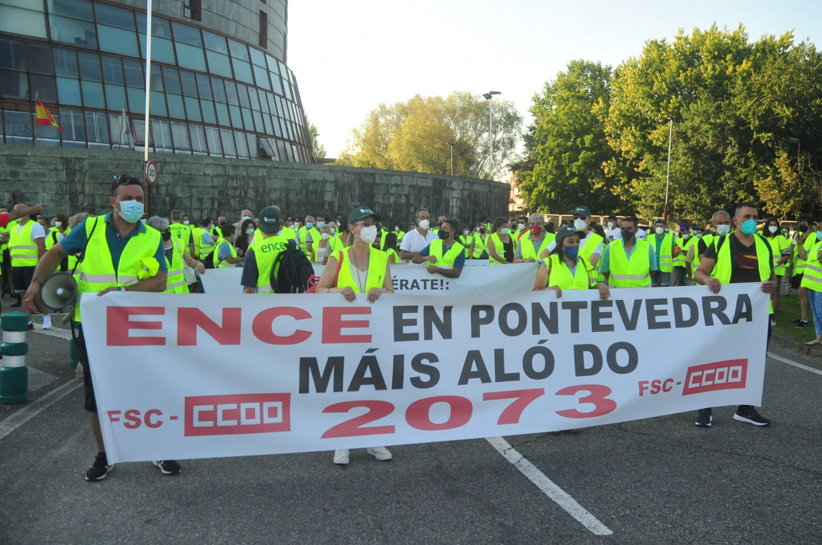 Archivo - Varias decenas de personas protestan en una manifestación de los trabajadores de Ence, a 16 de julio de 2021, en Pontevedra, Galicia (España). Esta movilización de trabajadores de Ence se