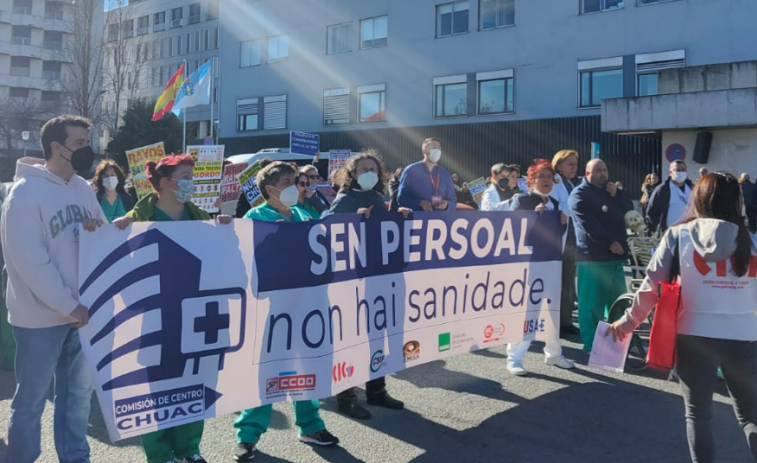 Celadores del hospital de A Coruña alertan de falta de personal y la Xunta lo desmiente