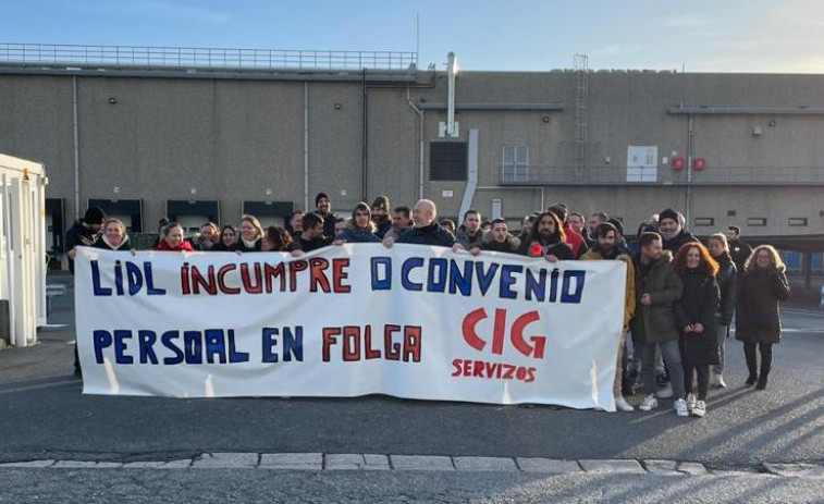 Huelga en Lidl: los trabajadores denuncian 4 cuatro años de incumplimiento del convenio en el almacén de Narón