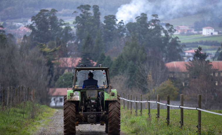 Accidente mortal en Ribeira: muere un hombre al volcar su tractor en Oleiros