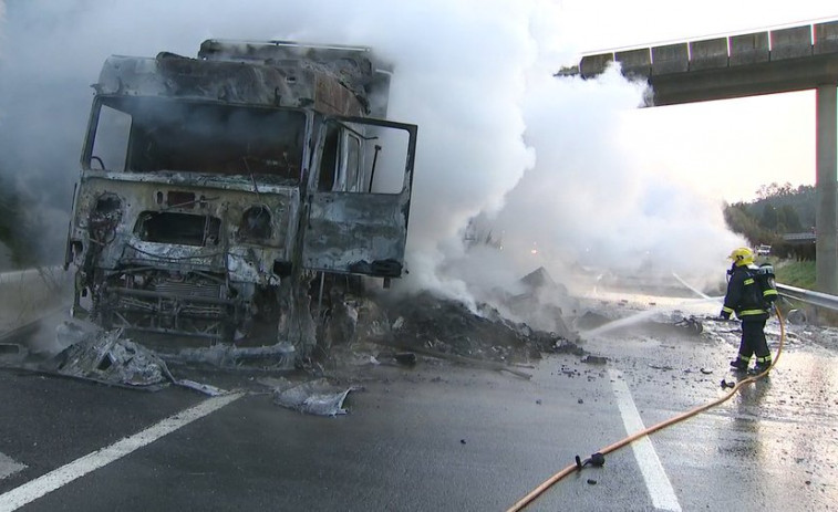 Arde por completo un camión que transportaba mercancías peligrosas en la A-6 a la altura de Betanzos