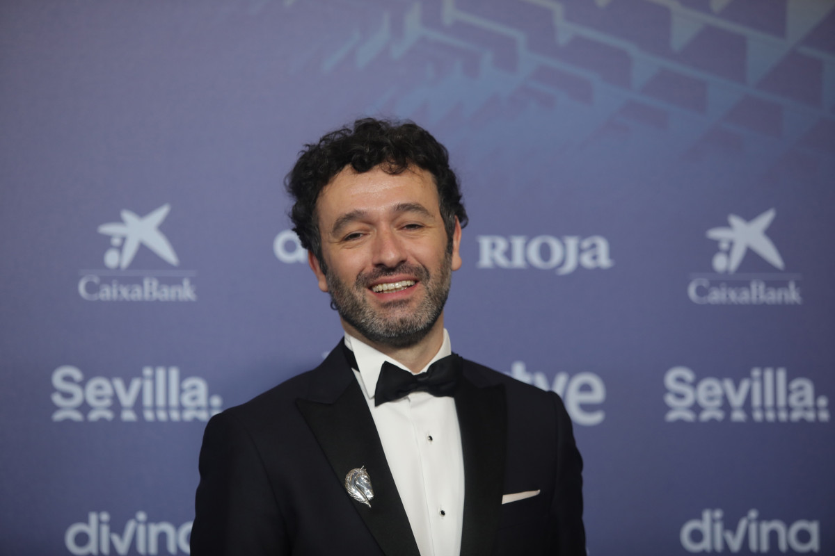 El director de cine Rodrigo Sorogoyen posa en la alfombra roja previa a la gala de la 37 edición de los Premios Goya