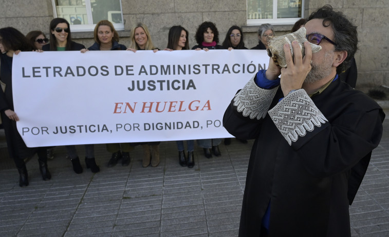 Los letrados gallegos vuelven a concentrarse y a cargar contra el inmovilismo del Ministerio de Justicia
