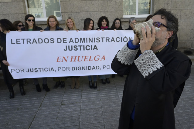 Un letrado de la Administración de Justicia durante una concentración ante la Delegación del Gobierno en Galicia
