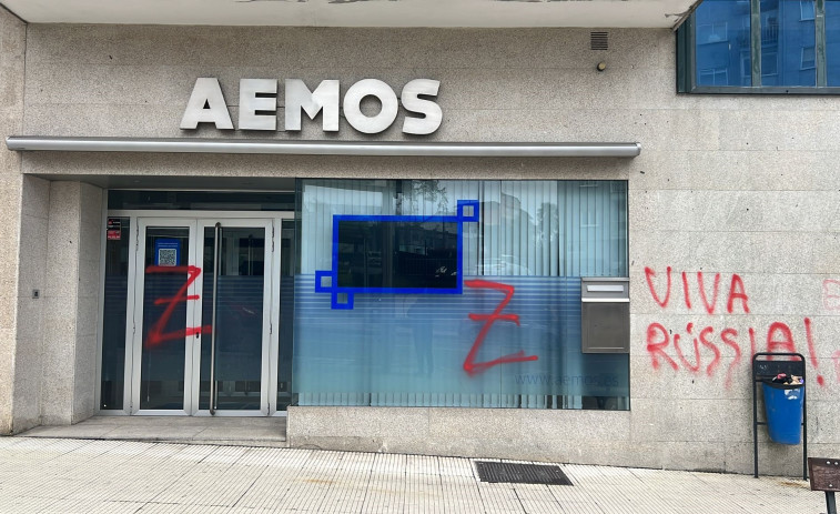 La sede de los empresarios de Mos amanece señalada con pintadas a favor de Rusia