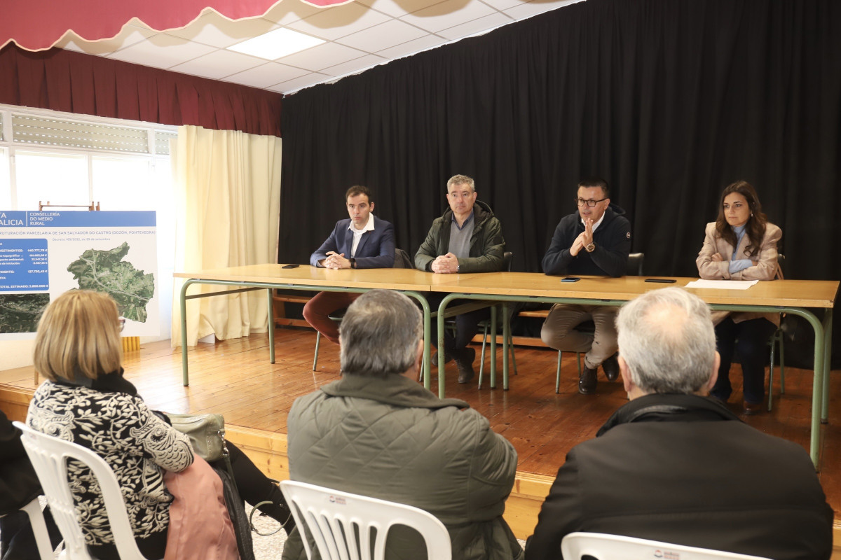 El conselleiro de Medio Rural, José González, en una reunión con vecinos de San Salvador do Castro, en Dozón (Pontevedra).