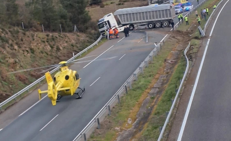 Un accidente de camión obliga a cortar totalmente la autovía A-52 a su paso por Ourense