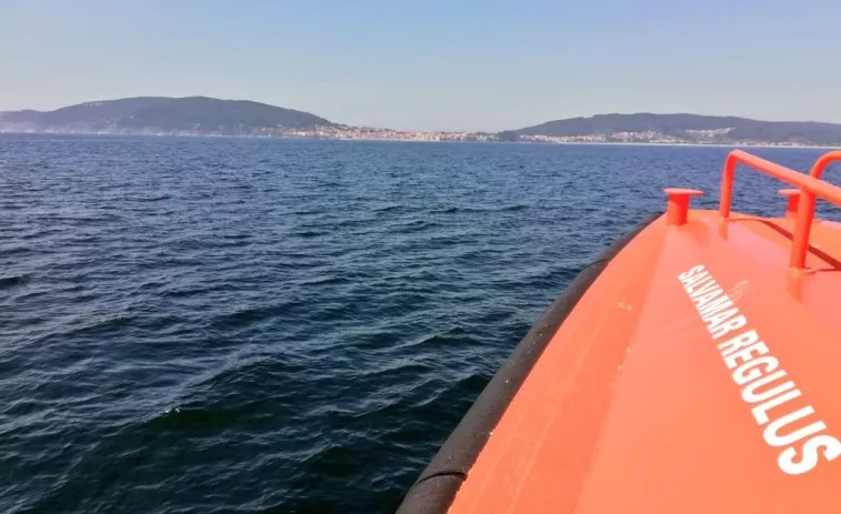 Un pesquero se hunde frente a la Ría de Muros y tres marineros son rescatados por otros barcos