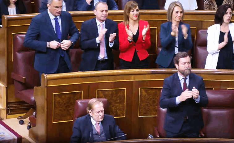 (Vídeos) Tamames no aplaude a Abascal en la moción de censura contra Sánchez, que la ve 