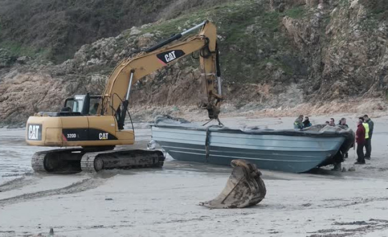 Sacan, al segundo intento, la narcoplaneadora varada de la playa de Nemiña, Muxía (vídeo)