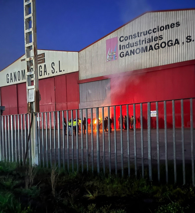 Trabajadores de Talleres Ganomagoga a las puertas de las instalaciones, en Ponteareas (Pontevedra).