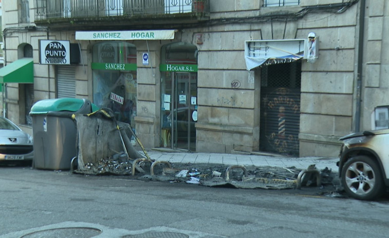 Ola de vandalismo con la quema de contenedores en Ourense, Silleda o Padrón, con una veintena de colectores calcinados