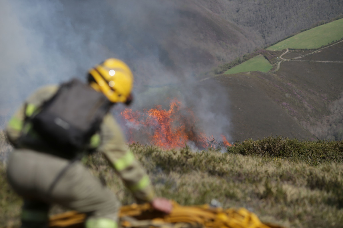 Un efectivo de la Xunta con base en Becerreá trabajan para extinguir las llamas en un incendio forestal, a 29 de marzo de 2023, en Baleira, Lugo, Galicia.