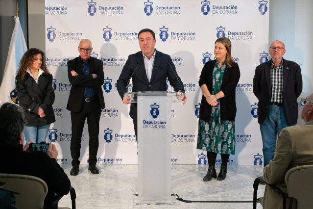 El presidente de la Diputación de A Coruña, Valentín González Formoso, y el vicepresidente provincial, Xosé Regueira, presentan el plan para impulsar residencias para mayores en la provincia