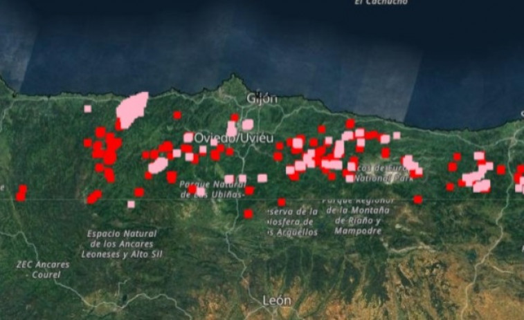 Galicia, con un ojo en Asturias y sus 121 focos, da por controlado el incendio de Alfoz, de 120 hectáreas