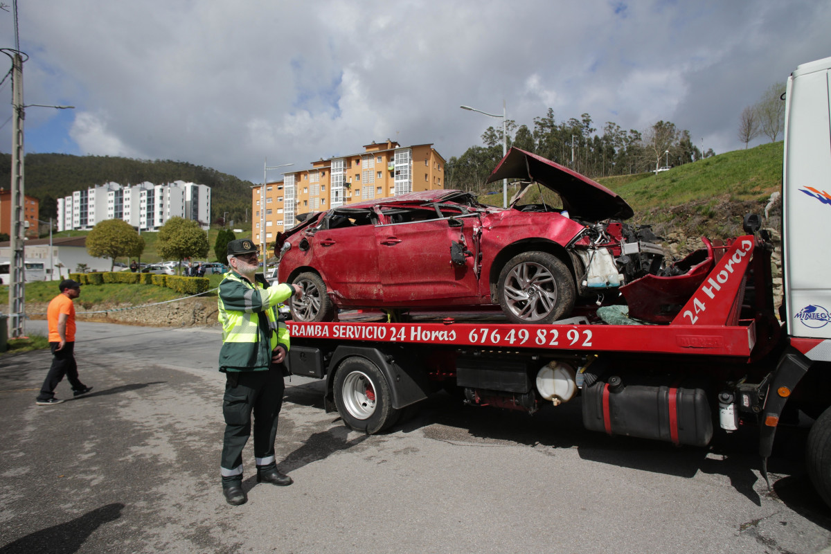 Un Guardia Civil vigila la retirada del coche siniestrado, en el accidente, por una grúa, a 1 de abril de 2023, en Xove, Lugo, Galicia, (España). Dos hombres y dos mujeres, vecinos de Ribadeo, han f