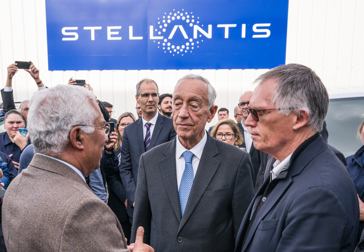 Costa, primer  ministo de Portugal, Rebelo de Sousa, presidente y Carlos Tavares, CEO de Stellantis, en su visita a Mangualde en una foto difundida por la empresa