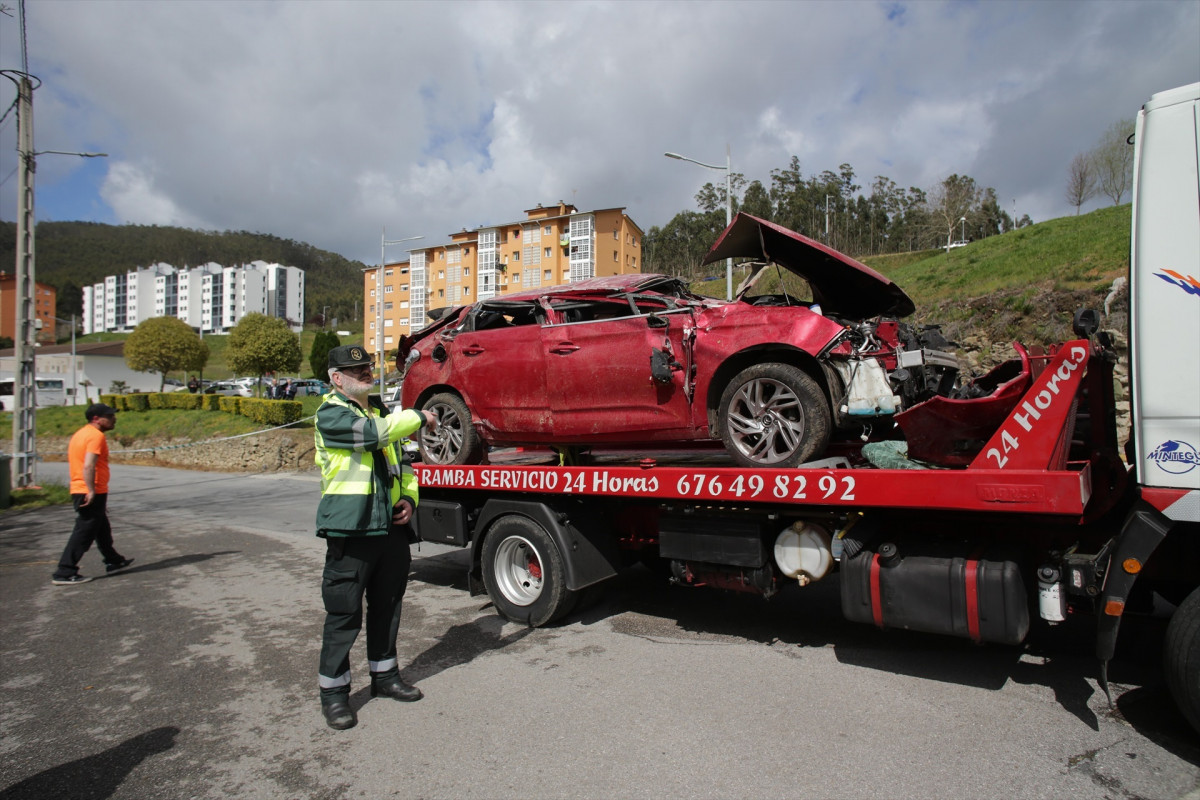 Un Guardia Civil vigila la retirada del coche siniestrado, en el accidente, por una gru00faa, a 1 de abril de 2023, en Xove, Lugo