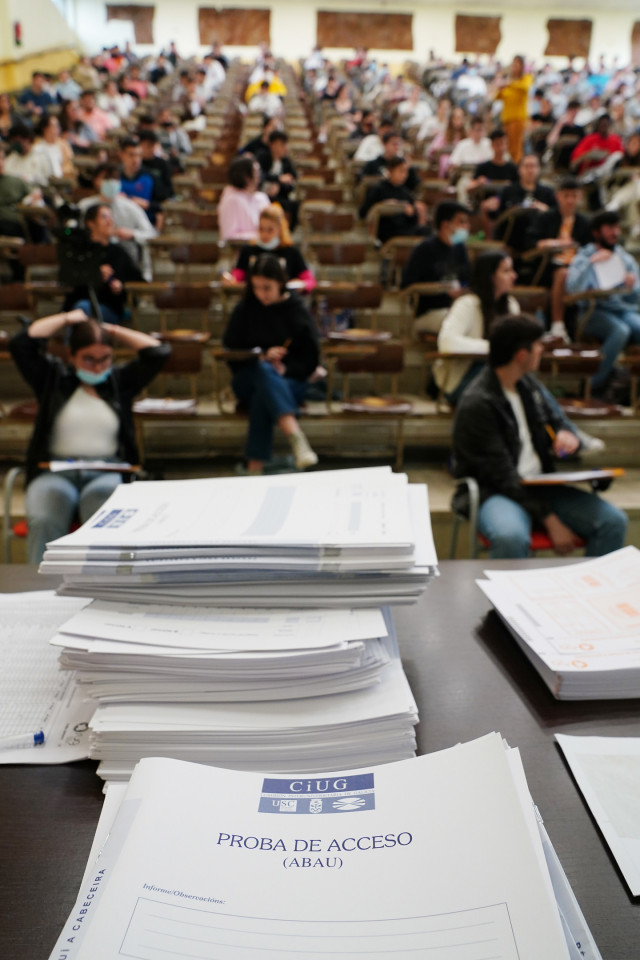 Archivo - Estudiantes esperan antes de comenzar las pruebas de acceso a la universidad 2022, a 7 de junio de 2022, en Santiago de Compostela, A Coruña, Galicia.