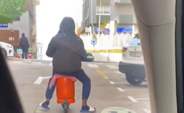 (VÍDEO) La última temeridad viral: en patinete y sentado en una bombona de butano en pleno centro de A Coruña