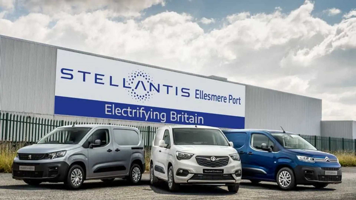 Furgonetas eléctricas de Stellantis delante de una factoría británica