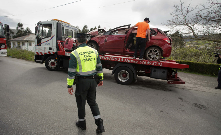 Décimo día en la UCI del conductor del vehículo accidentado en Xove, todavía en estado grave