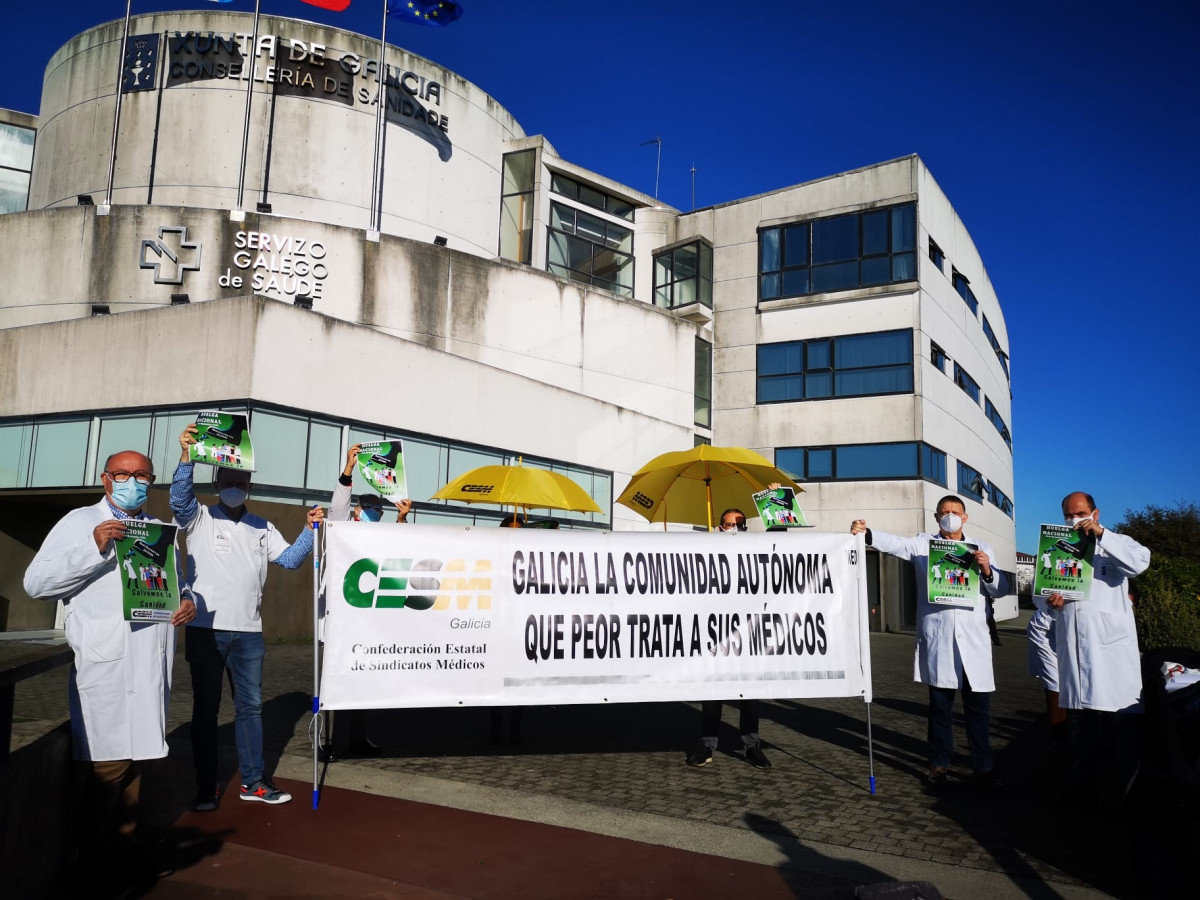 Archivo - Concentración convocada por CESM delante de la sede del Sergas en Santiago.