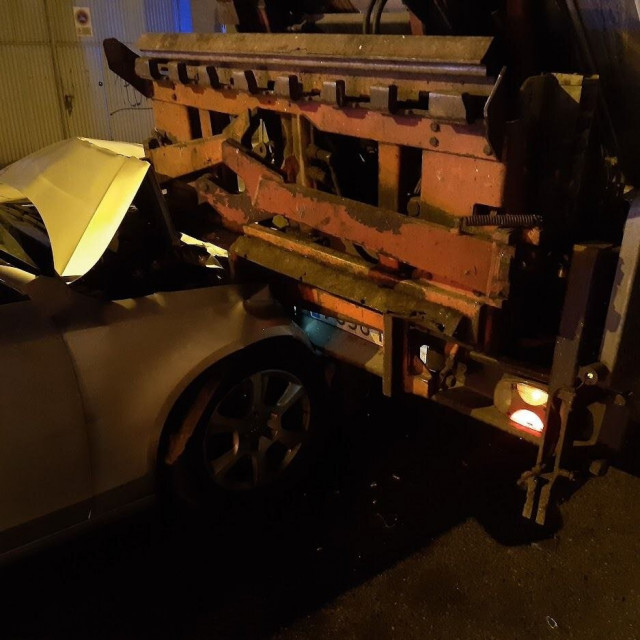 Imagen del coche empotrado contra un camión de la basura en Lugo.
