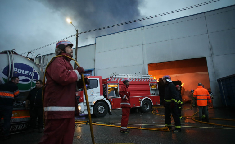 Ejercicio de incendio forestal cercano a viviendas en Elviña, A Coruña, este lunes