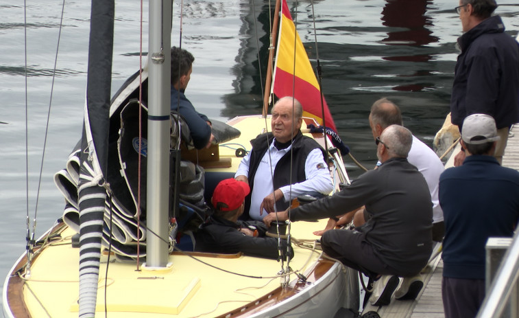 (VÍDEO) El rey emérito Juan Carlos I se hace a la mar en Sanxenxo a bordo del Bribón