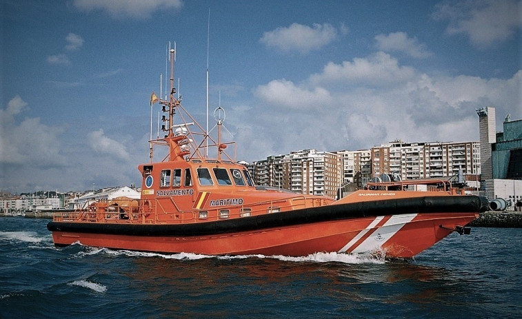 Salvamento busca a un tripulante de un barco de Camariñas desaparecido al caer al mar en San Vicente de la Barquera