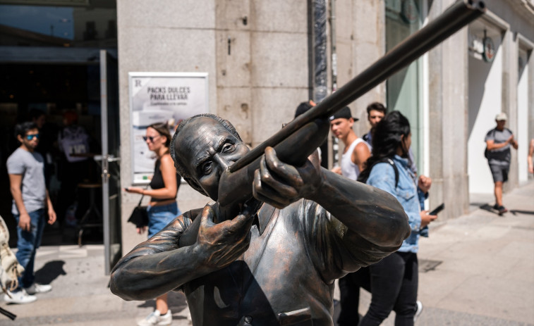Estatua de Juan Carlos I cazando el oso del madroño aparece en la Puerta del Sol de Madrid