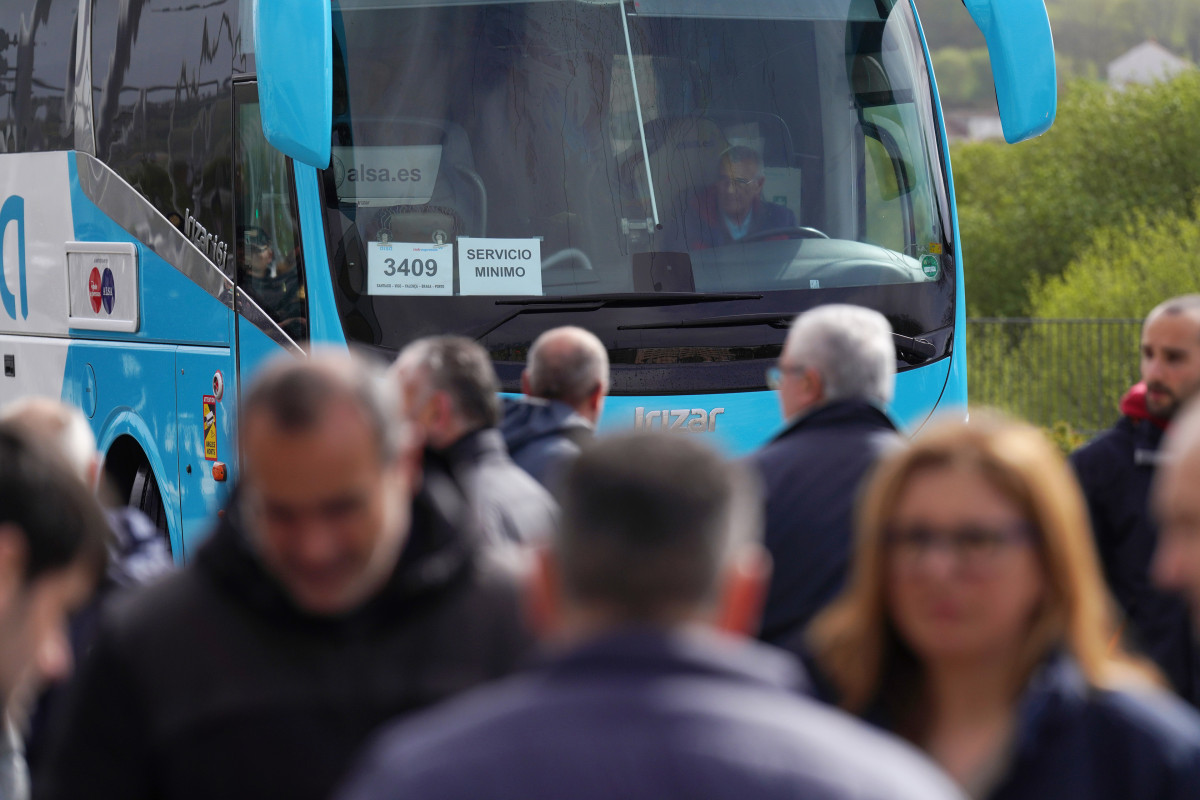 Archivo - Varias personas durante una huelga del transporte de viajeros, en la estación de autobuses de Santiago, a 31 de marzo de 2023, en Santiago de Compostela, A Coruña, Galicia.