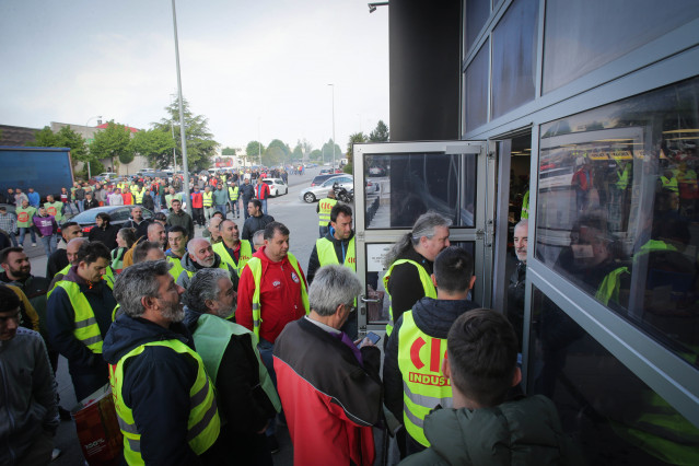 Piquetes informativos con decenas de delegados sindicales y trabajadores recorren el Polígono de O Ceao, a 10 de mayo de 2023, en Lugo, Galicia (España). La huelga del sector del metal en la provincia de Lugo continúa tras no alcanzarse ningún acuerdo en