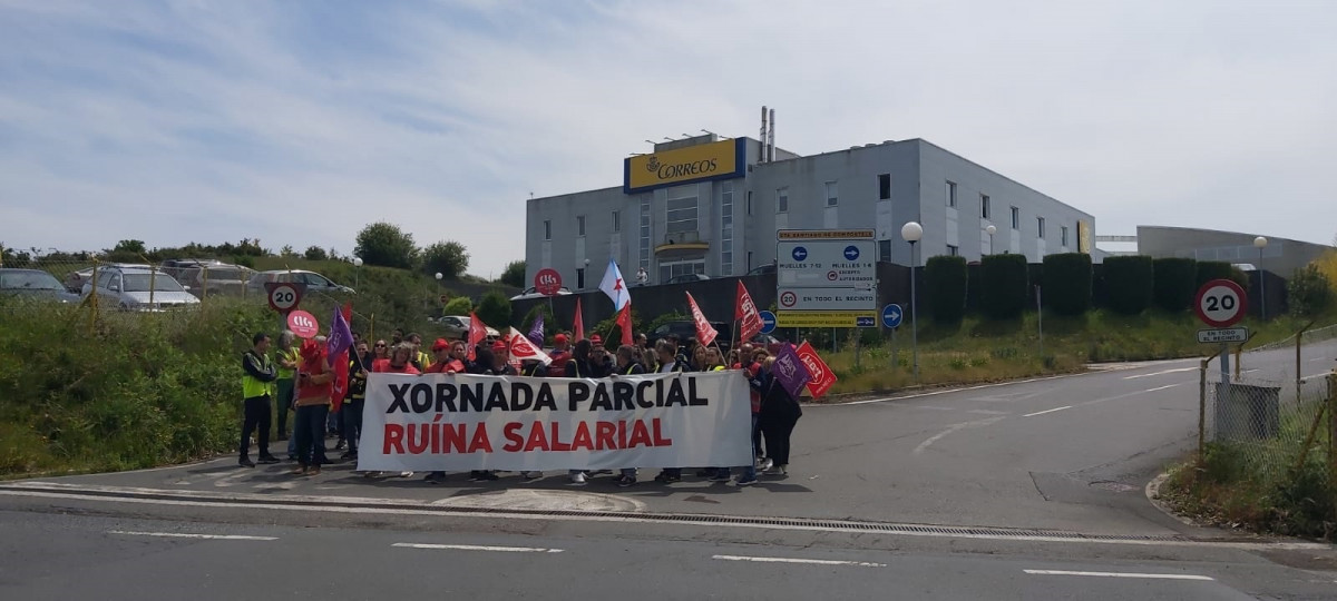 Concentración de trabajadores del Centro de Tratamiento Automatizado de Correos en  Lavacolla, en denuncia de la precariedad laboral que les afecta.