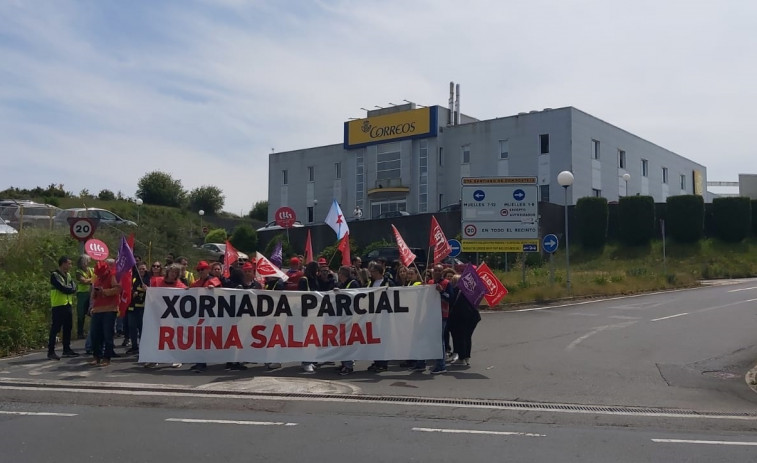 Los trabajadores de Correos inician el martes tres días de protestas en Lavacolla por la precariedad