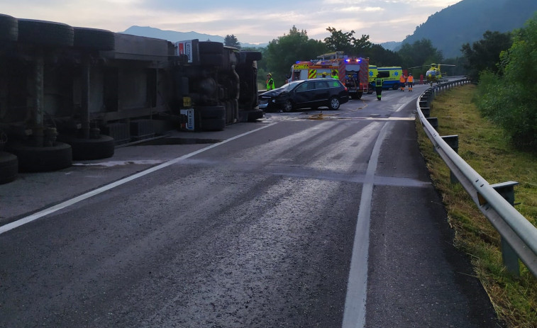 Accidente mortal en Vilamartín de Valdeorras: fallece un camionero en una salida de vía y provoca un siniestro múltiple