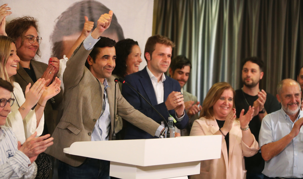 El candidato del PP a la Alcaldía de Ferrol, José Manuel Rey Varela (i), saluda tras el seguimiento de la jornada electoral en el Hotel Almirante, a 28 de mayo de 2023, en Ferrol, A Coruña, Galicia