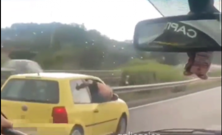 (VÍDEO) Filman a un copiloto por la autovía en Vigo haciéndole 
