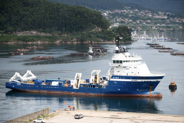 El buque Ártabro llega al Puerto de Vigo.