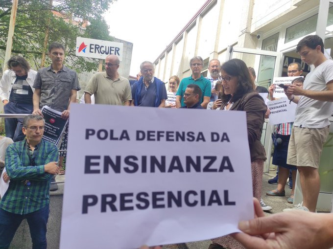 Protesta el viernes frente al IES Politu00e9cnico de Vigo por el cierre de ciclos presenciales de FP en una foto de Carme Adu00e1n Twitter