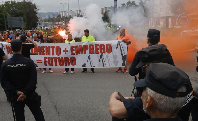 Manifestantes de Navantia bloquean el tráfico en Ferrol en demanda de más inversiones